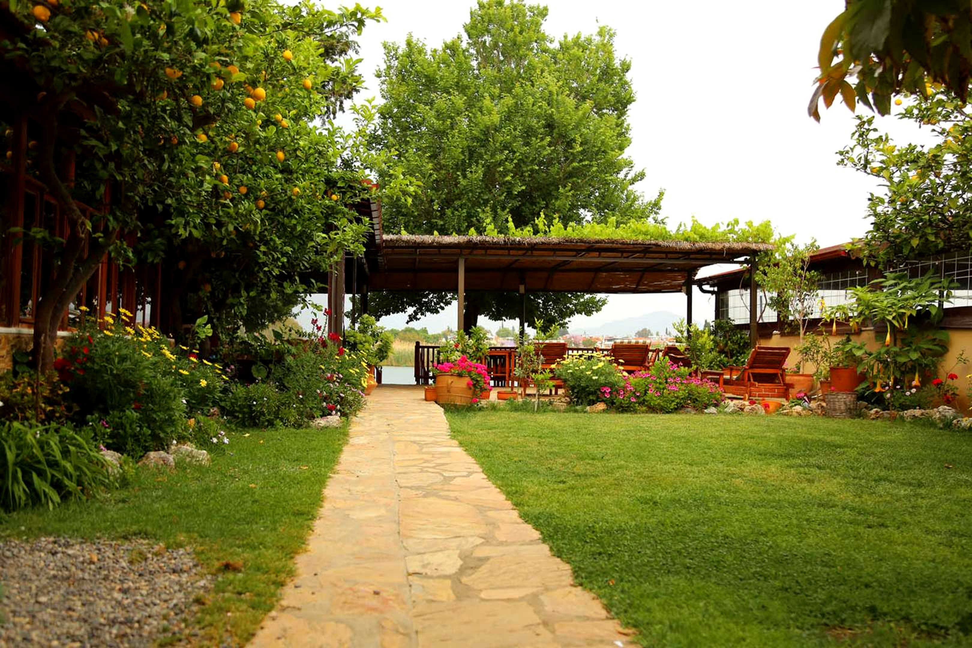 Dalyan Pension bahçe ve nehir